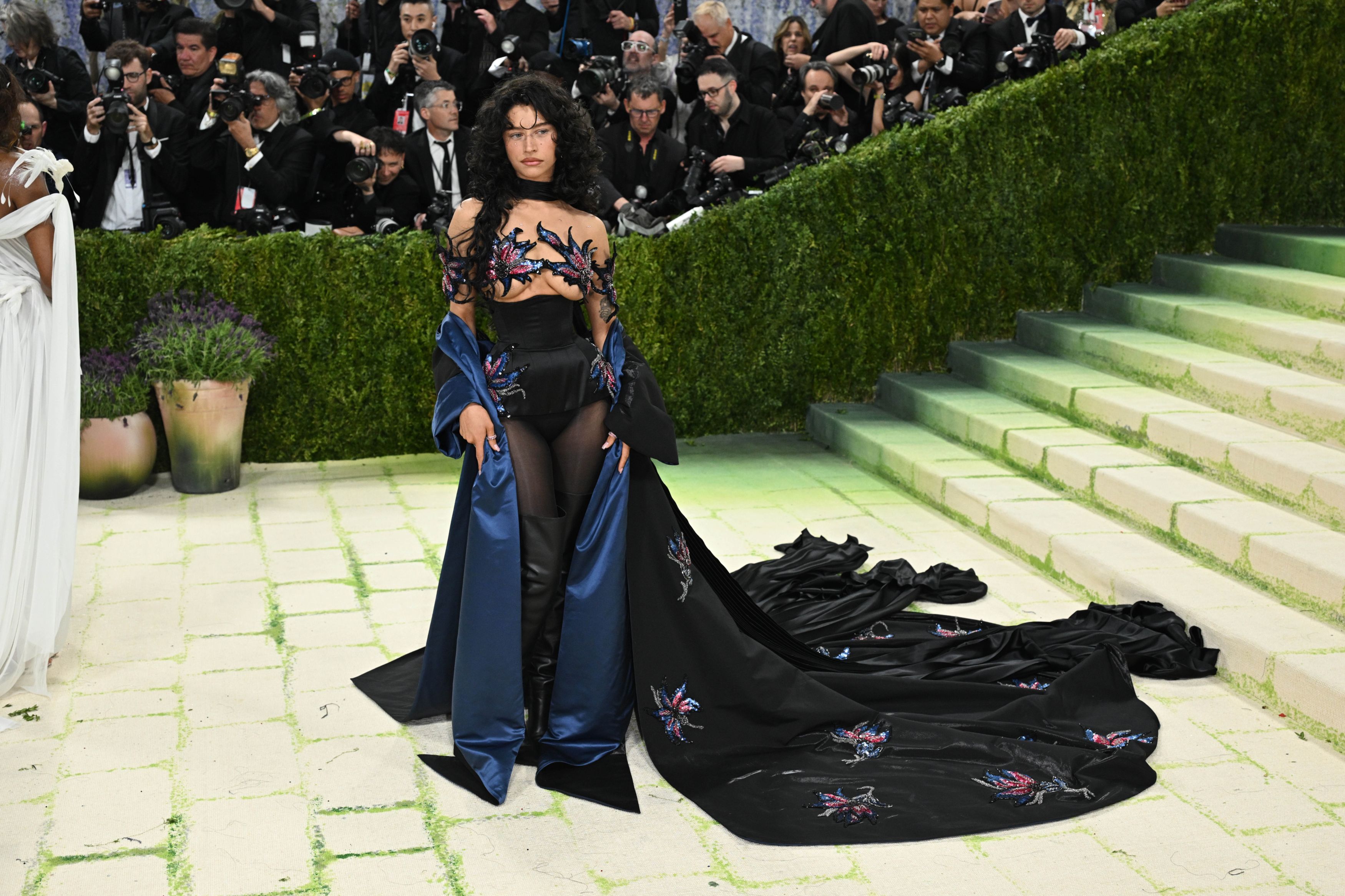 Vedete pe „covorul pietruit” la Met Gala 2026. De la rochii impresionante la alegeri controversate