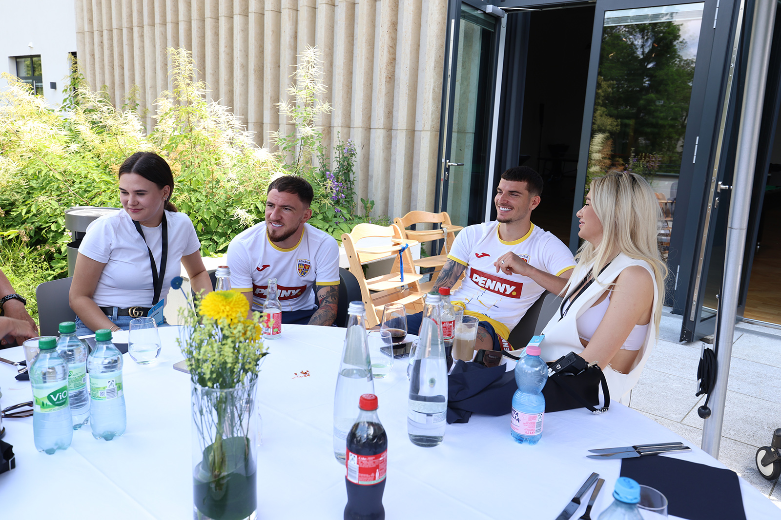 EURO 2024. „Moment deosebit de emoționant” pentru tricolori: și-au reîntâlnit familiile în cantonamentul din Germania