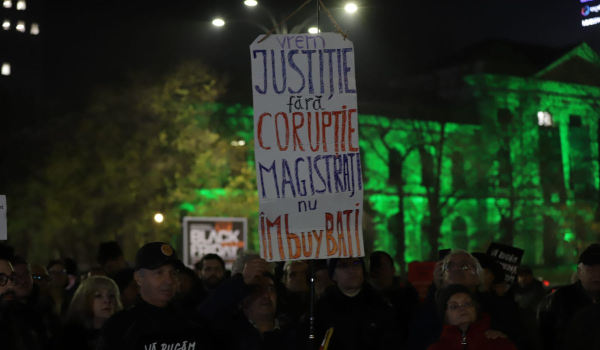 Protest în Piața Victoriei, cu un elefant roz gigantic, față de pensiile speciale: „Vrem drepturi egale”