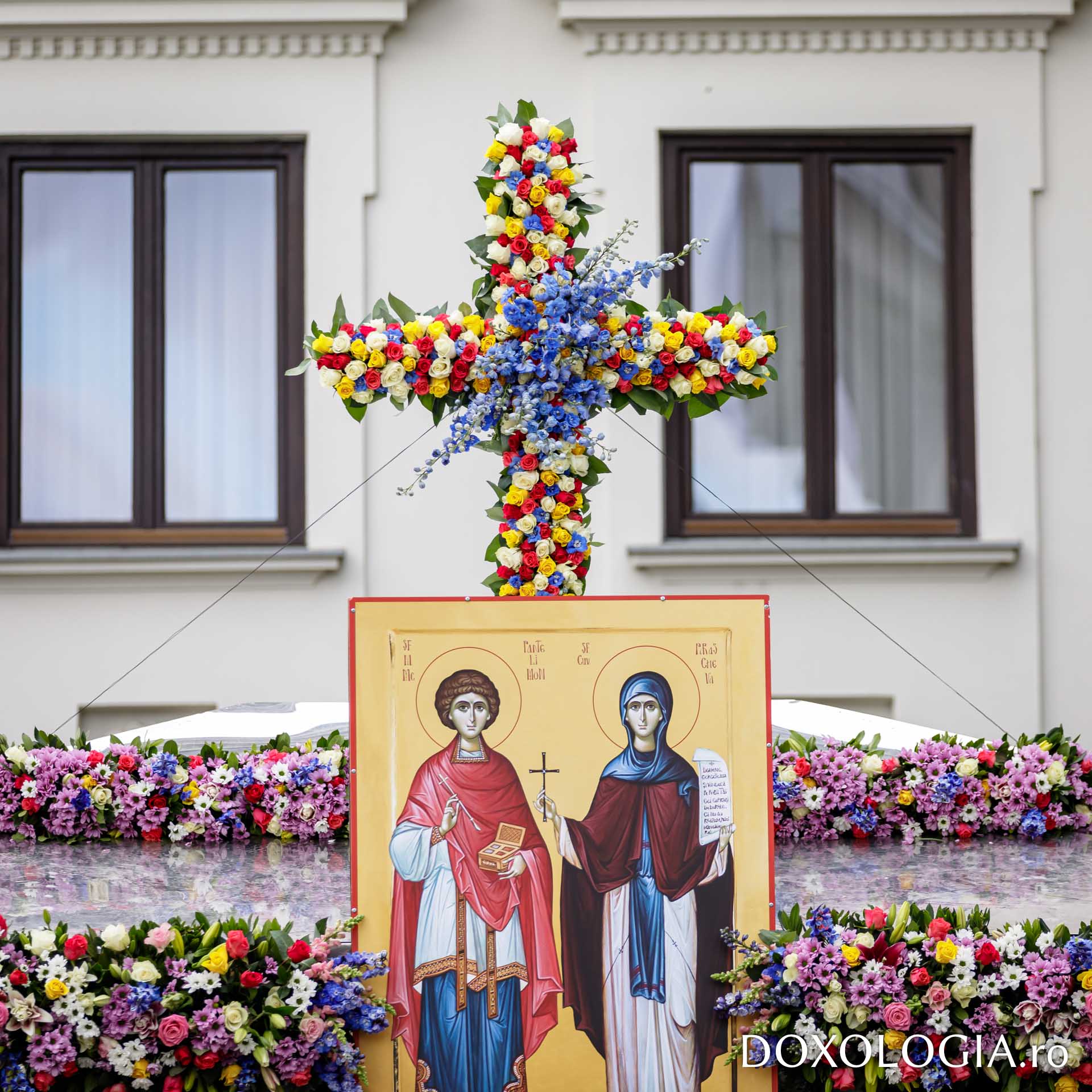 Pelerinaj la moaștele Sfintei Parascheva. Imagini cu miile de oameni veniți la Iași din toată țara