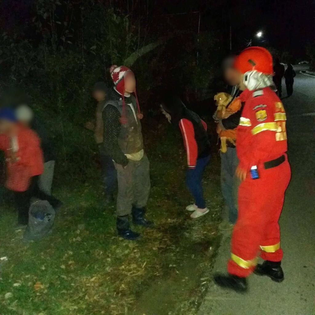 Zeci de oameni din Breaza au fost scoși din case și duși la sala de sport din oraș - FOTO