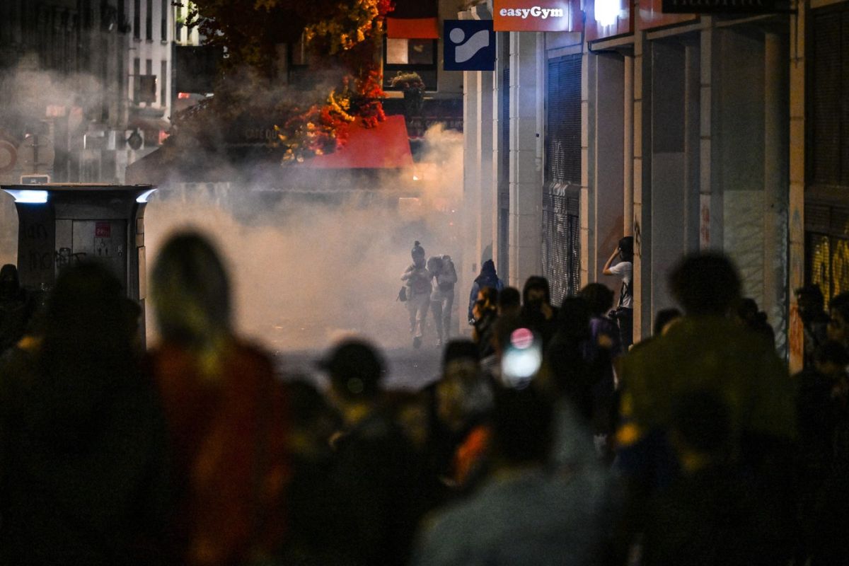 Victoria stângii în alegerile din Franța, sărbătorită de mii de oameni în centrul Parisului. Ciocniri între poliție și unii manifestanți