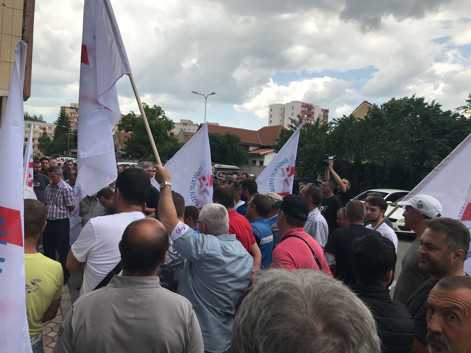 VIDEO&FOTO/ Protest la Electrica Brașov. Aproximativ 150 de angajați sunt nemulțumiți de condițiile de muncă