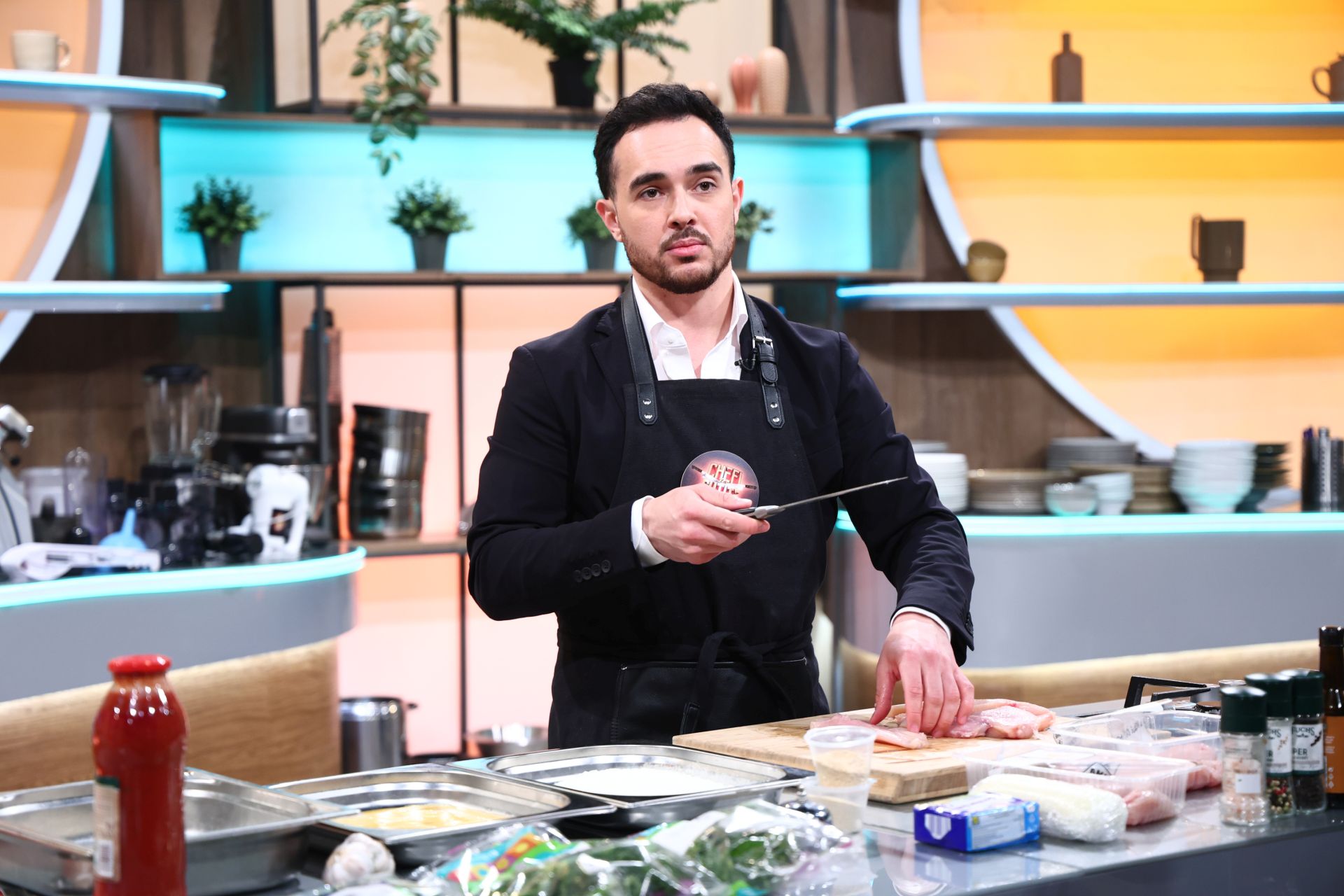 Adrian Doroftei, fiul lui Leonard Doroftei, la Chefi la cuțite 2025. Cum și-a descoperit pasiunea pentru gastronomie după ce a lucrat în managementul aviatic