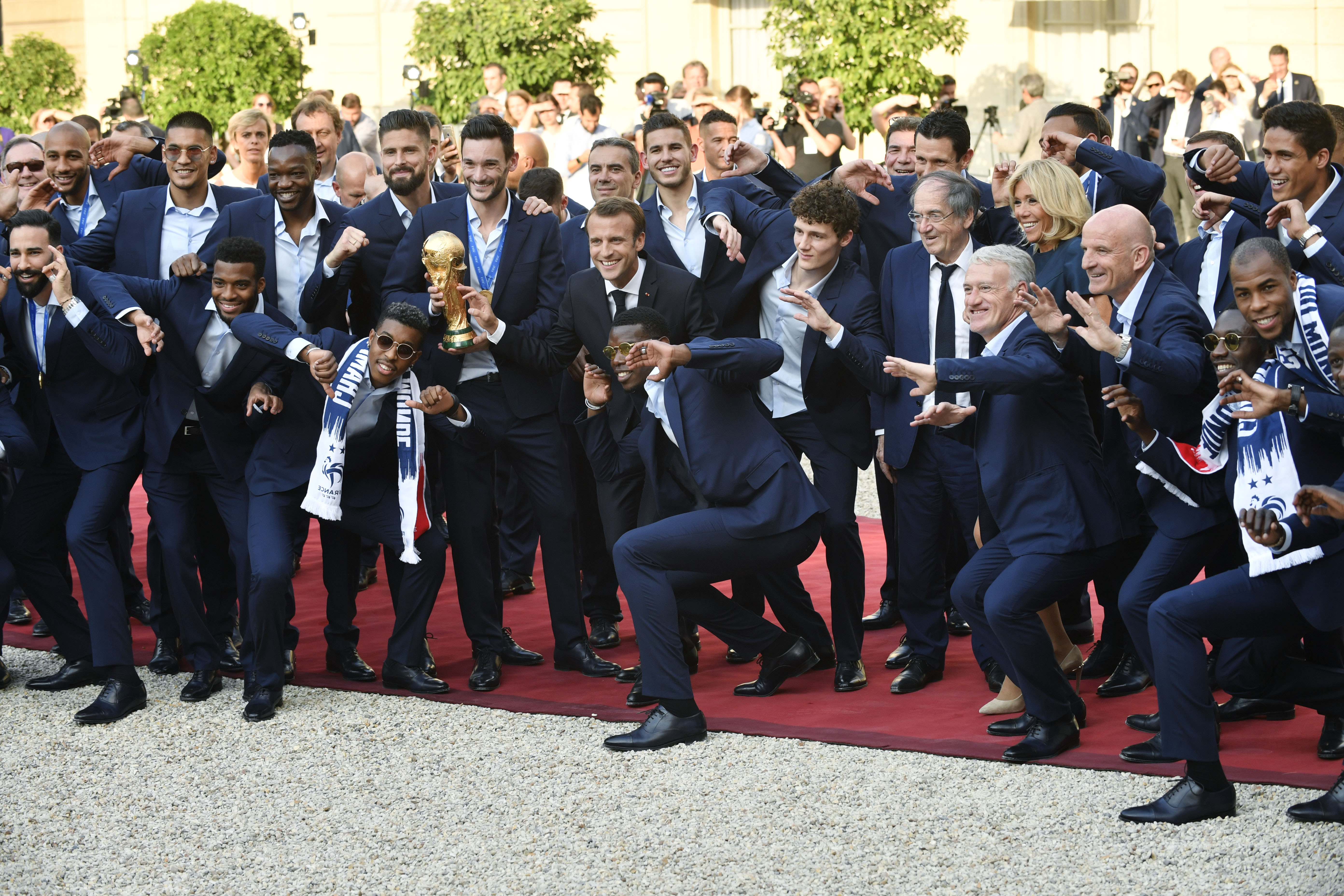 Campionii mondiali vor primi Legiunea de Onoare. ”Les Blues”, dineu la Palatul Elysee / GALERIE FOTO