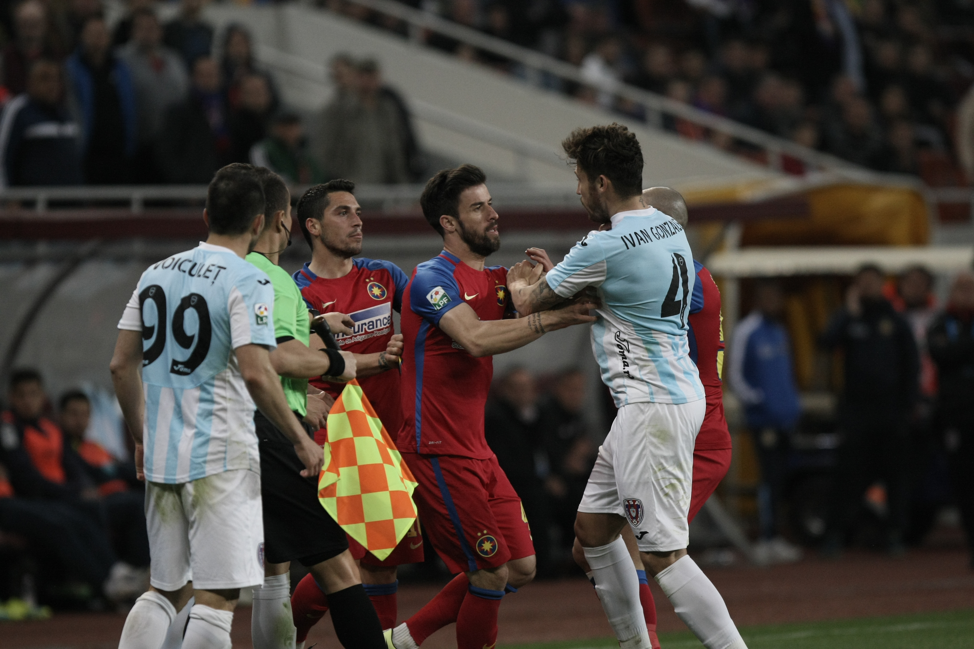 Crăciunescu, revoltat că stewarzii au intrat pe teren la meciul Steaua - ASA: ”Ce facem, aducem trupele speciale?” | GALERIE FOTO