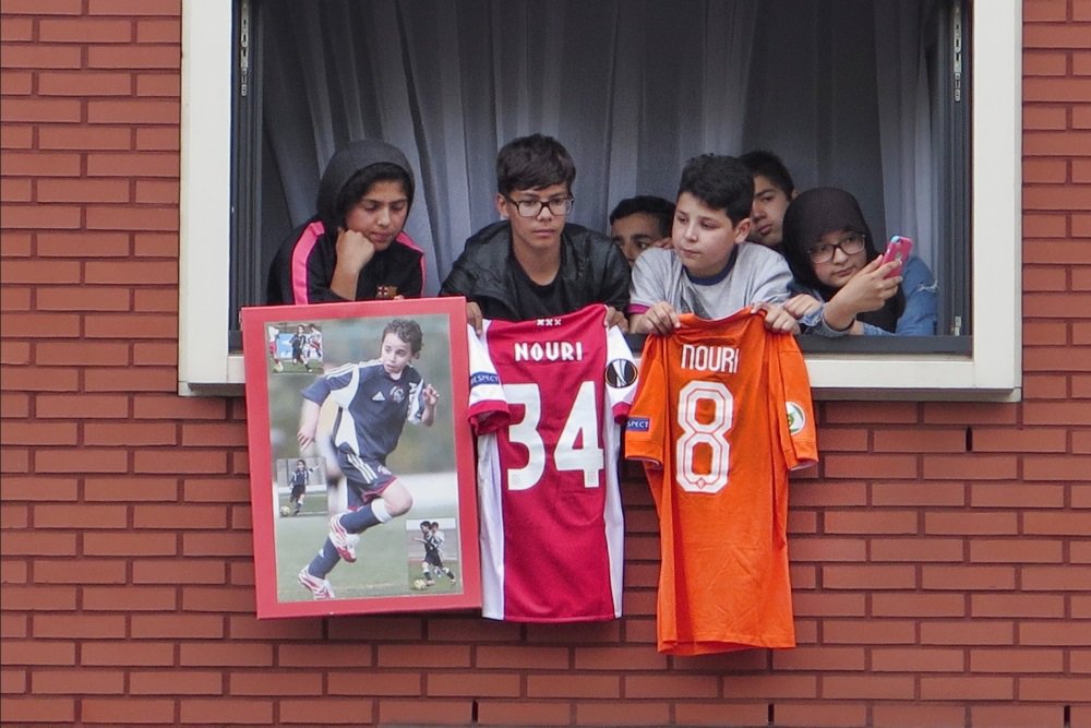 Susținere pentru Abdelhak Nouri. Zeci de fani s-au adunat în fața casei fotbalistului de la Ajax, aflat în comă artificială | VIDEO