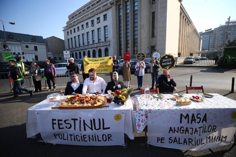 Protest în timpul ședinței de Guvern pe tema salariului minim european. „Ciucă”, „Ciolacu” și „Budăi” au luat masa în Piața Victoriei