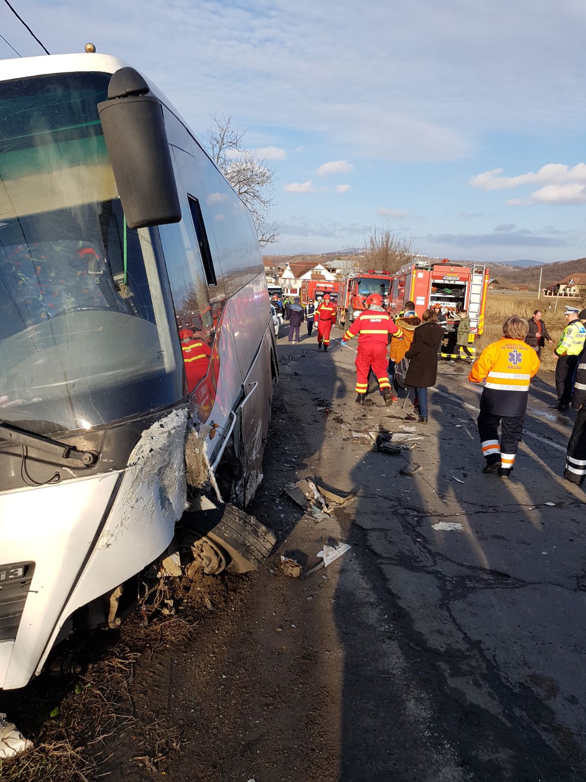 UPDATE: 13 oameni, la spital în urma ciocnirii violente dintre un autocar și o mașină în Bacău| FOTO/VIDEO