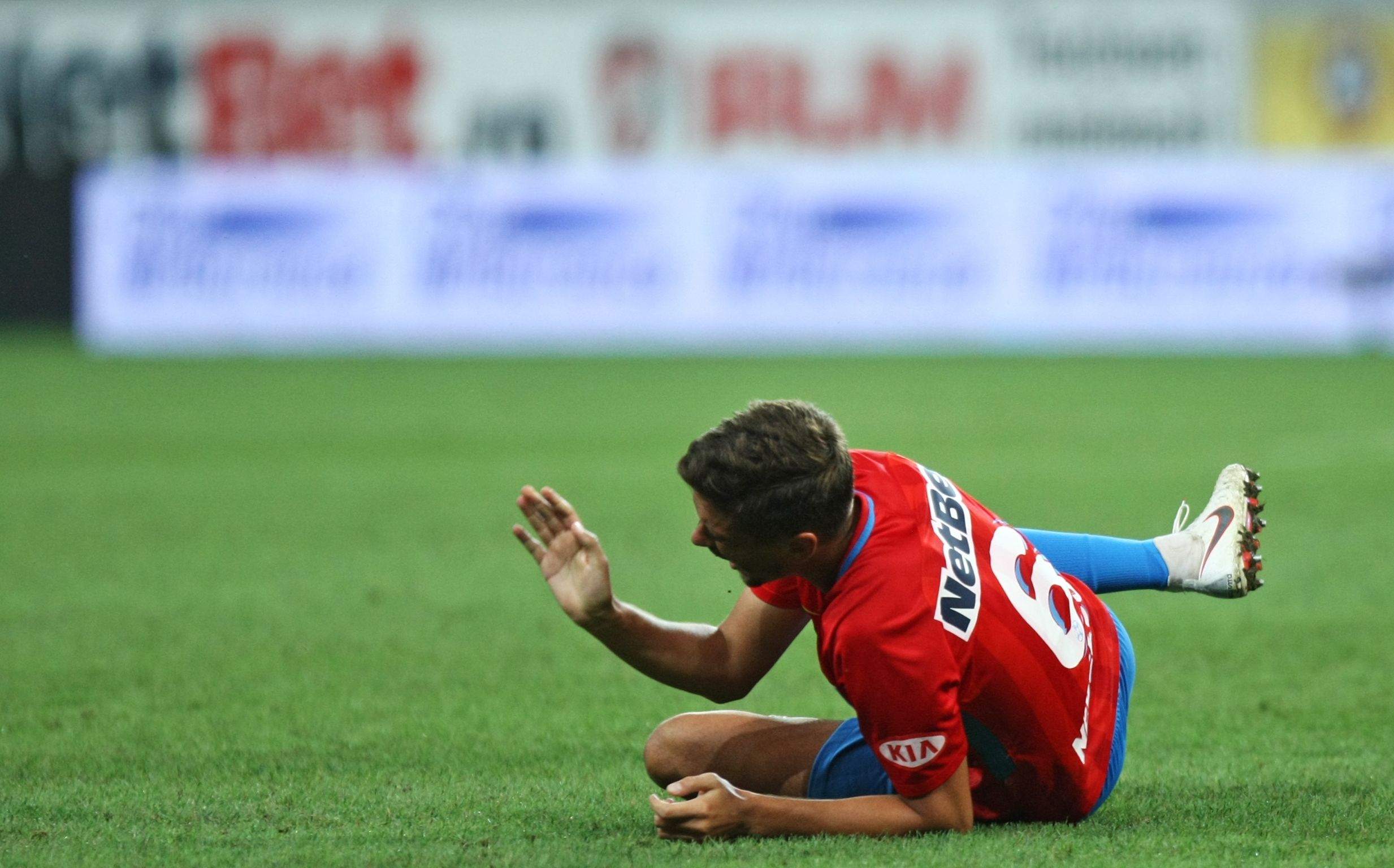 Sacrificiul lui Dragoș Nedelcu, fotbalistul FCSB care a terminat meciul cu Hajduk Split cu nasul spart de un obiect aruncat din tribune. Riscă un meci cu porțile închise! | FOTO