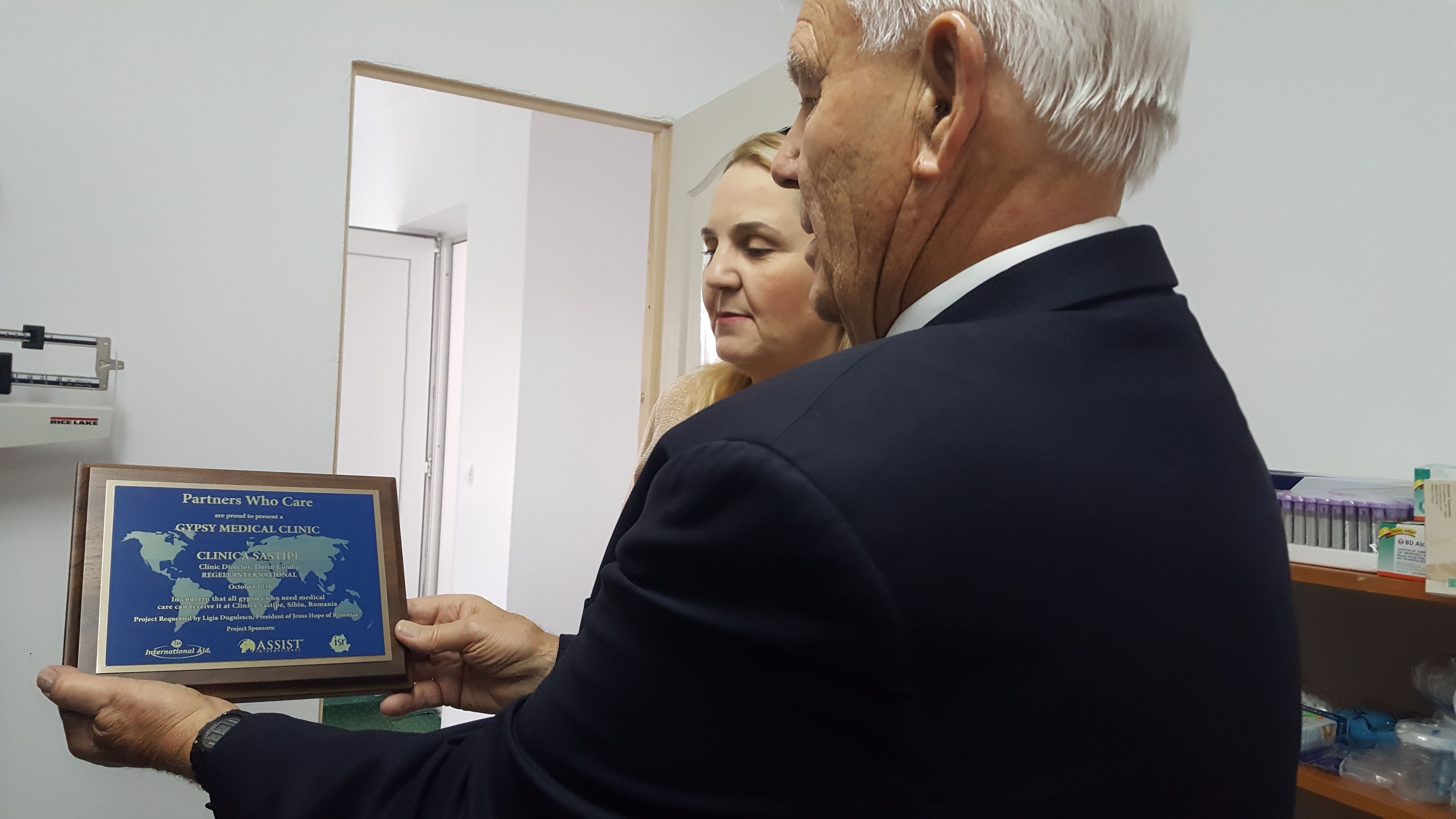 Prima clinică destinată special romilor a fost deschisă într-o biserică din Sibiu GALERIE FOTO