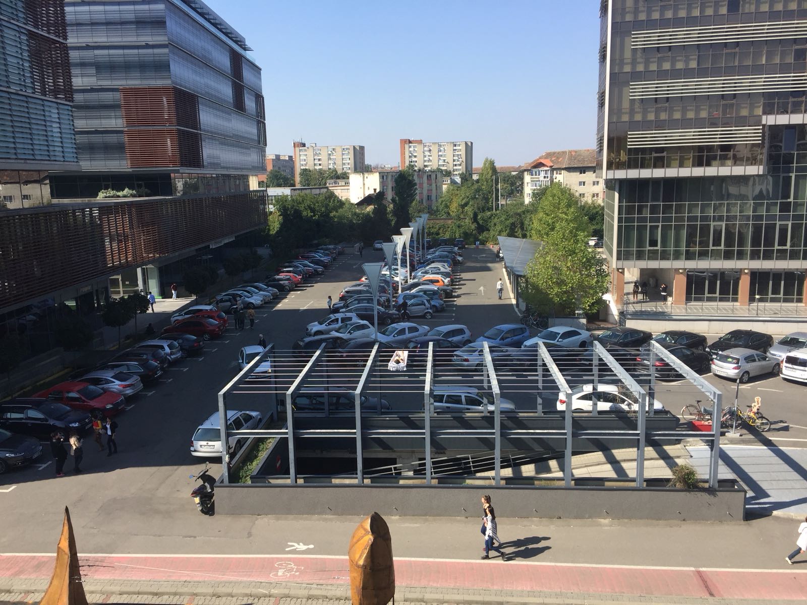 FOTO| Apariție șocantă lângă cel mai mare centru business din Timișoara. Operă de artă reprezentând un „mort” cu penisul în erecție, așezat într-un sicriu