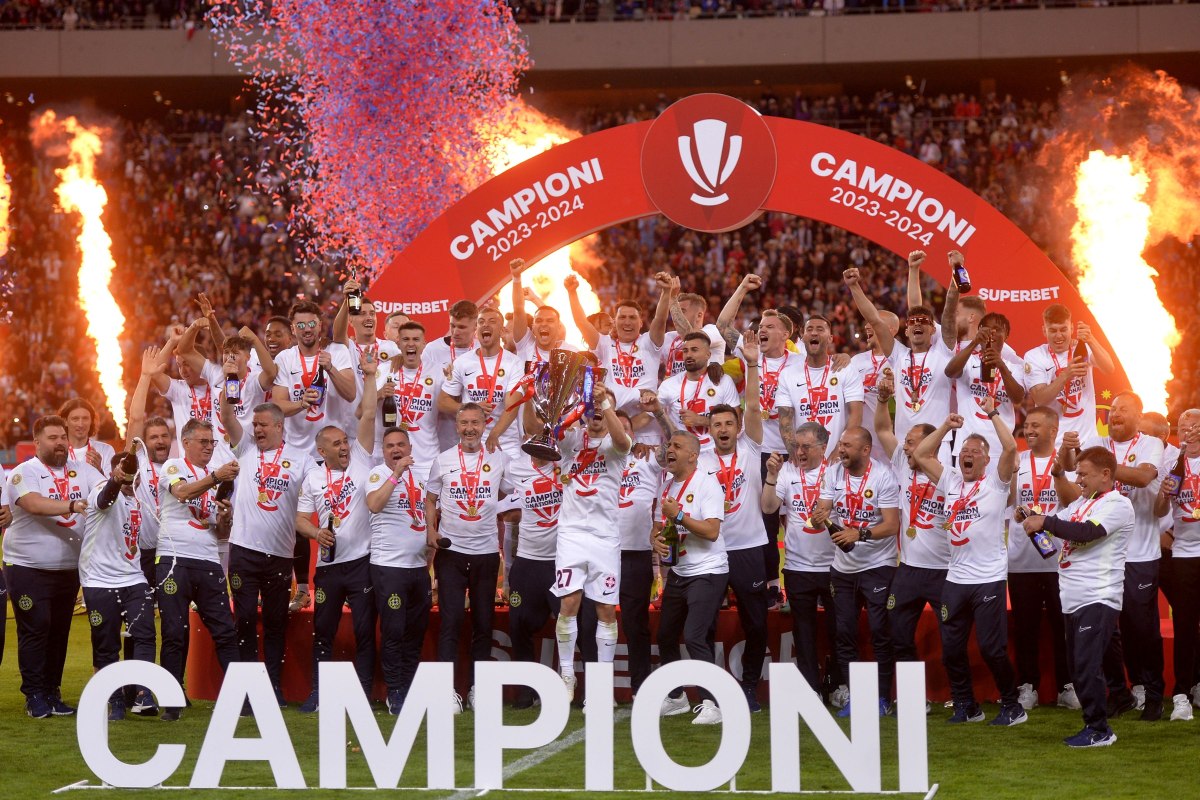 FCSB a primit trofeul de campioană a României în fața a peste 54.000 de spectatori, după ce a pierdut cu CFR Cluj