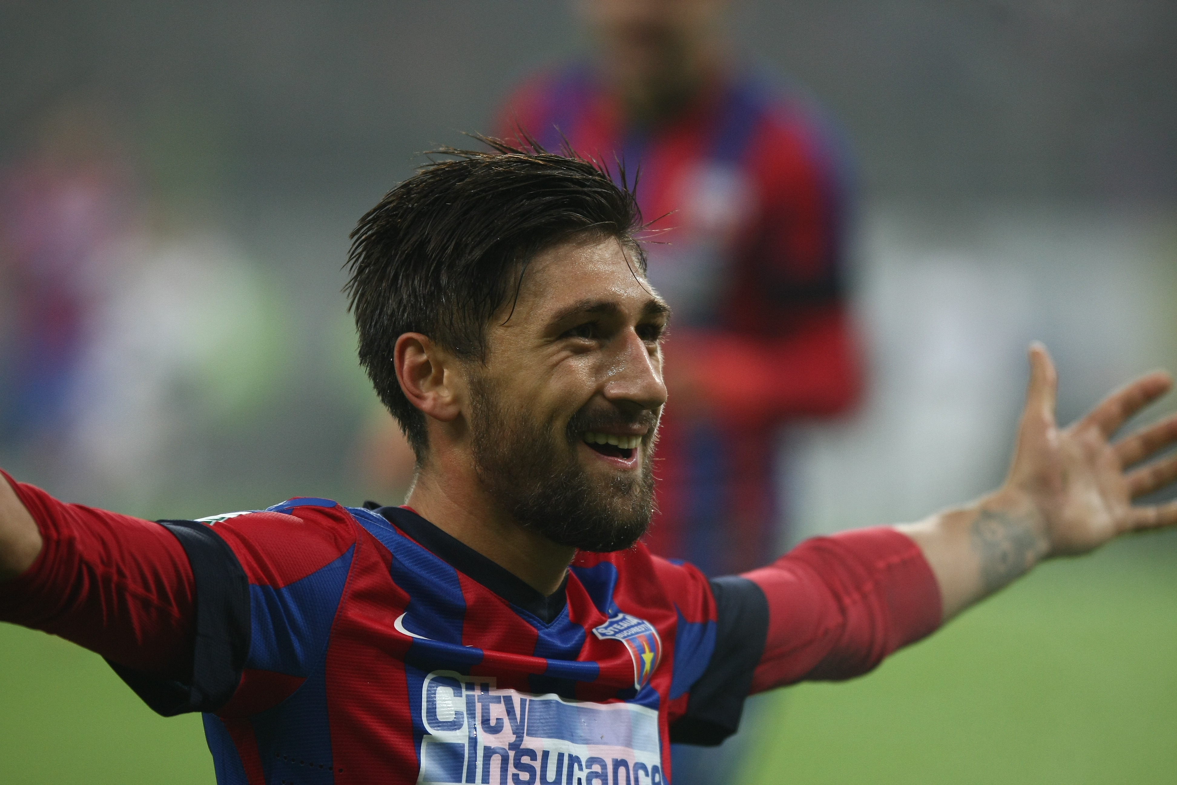 GALERIE FOTO&VIDEO/ DERBY-UL ROMÂNIEI, STEAUA - DINAMO 3-0. ^ Echipa din Ghencea i-a speriat pe ”câini” de Halloween! Szukala, Papp și Keșeru au înscris pentru roș-albaștri. Arlauskis și Bărboianu, loviți de petardele aruncate de suporteri. Băiatul lui Florentin Petre a debutat la Dinamo