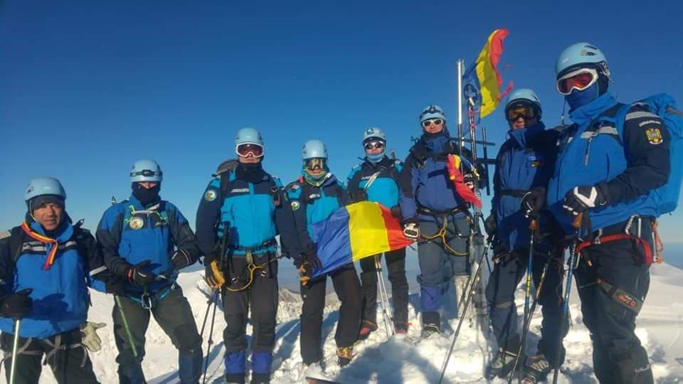 FOTO/ Jandarmii montani au arborat steagul României pe Vârful Moldoveanu