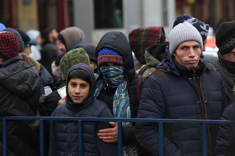 Ambasadorul Marii Britanii la București a servit mâncare oamenilor fără adăpost, în Gara de Nord / FOTO