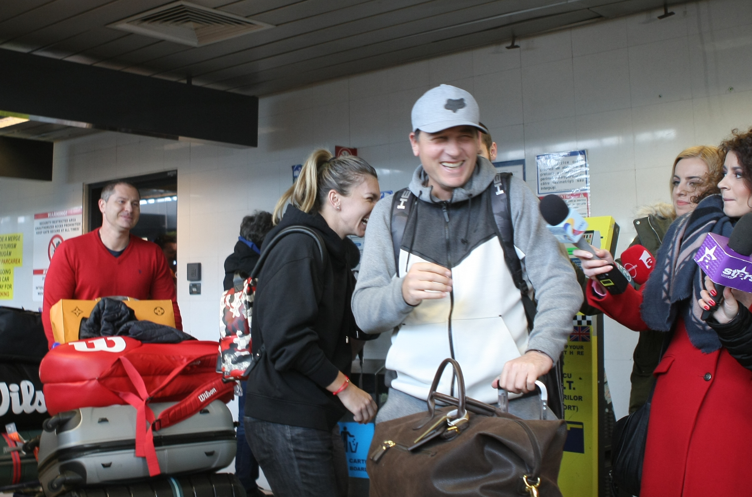 Simona Halep s-a întors acasă supărată și accidentată. A refuzat primirea la Salonul Oficial. Îmbulzeală la aeroport / GALERIE FOTO
