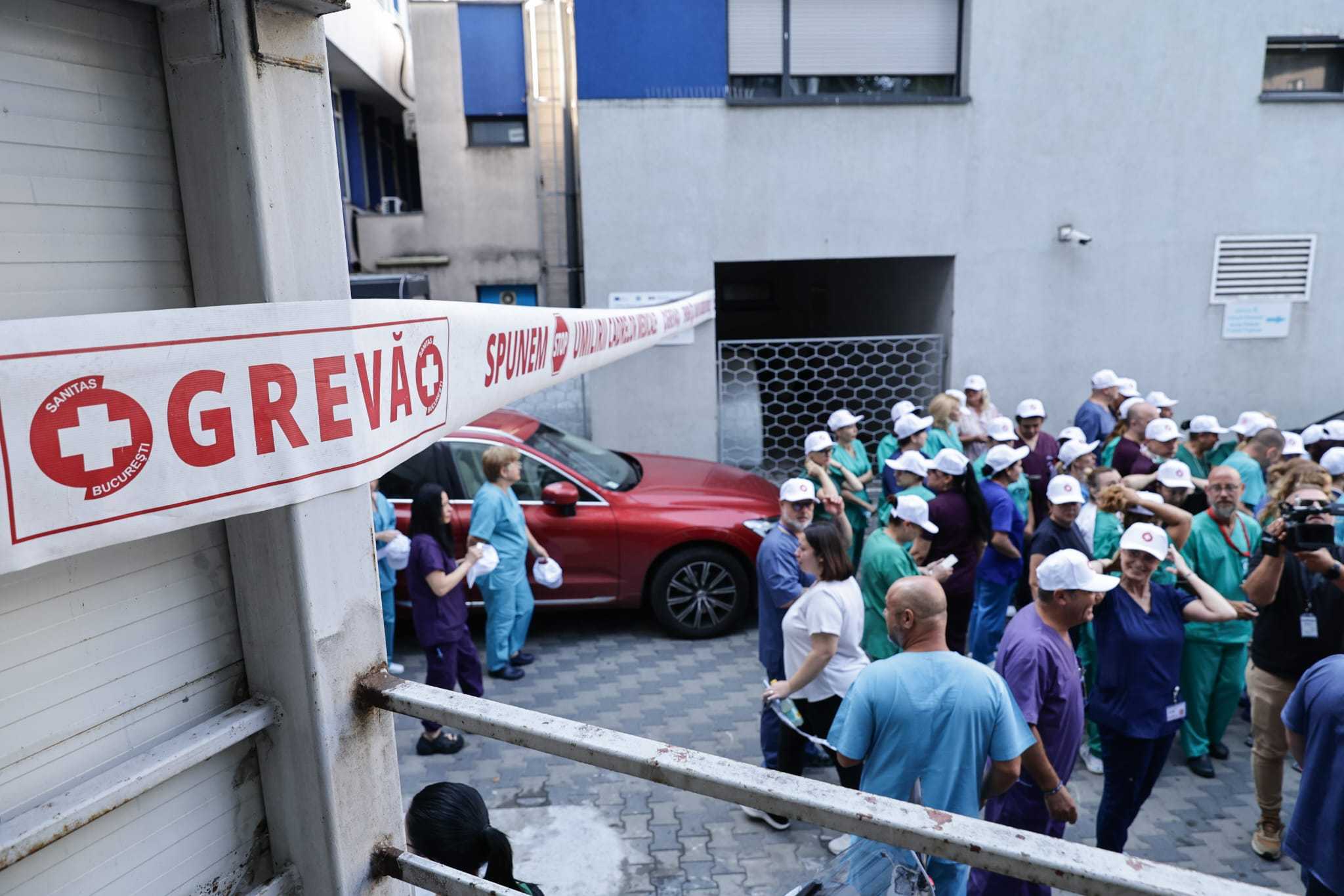 Grevă de avertisment organizată de Sanitas. Noua lege a salarizării propusă de Guvernul Bolojan, sursa nemulțumirilor: „Sporul pentru turele de noapte este o bătaie de joc”