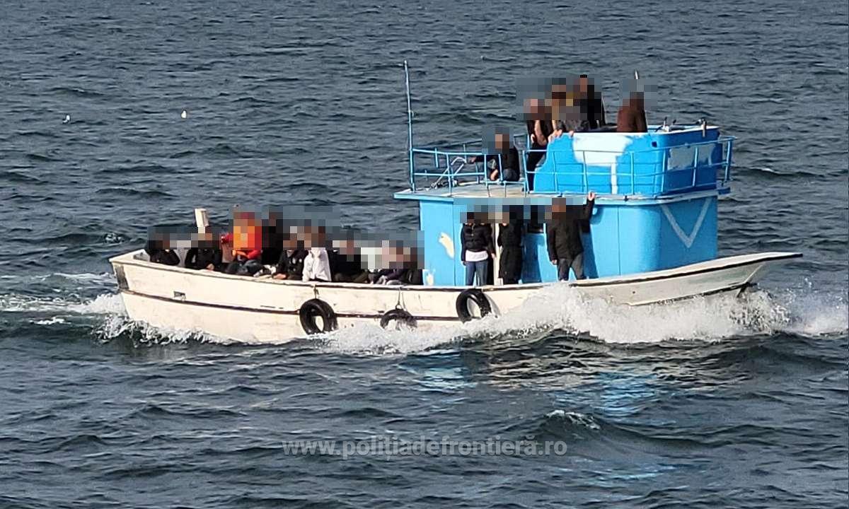Operațiune de salvare în Marea Neagră, după ce o barcă cu zeci de migranţi, inclusiv copii, a fost depistată lângă Vama Veche