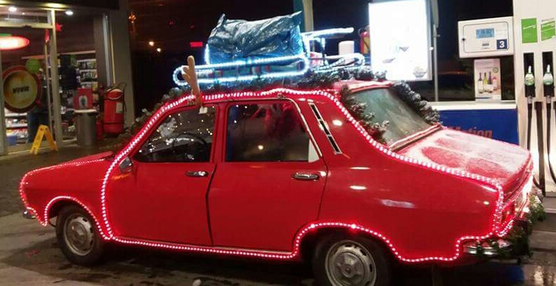 Dacia lui Moș Crăciun după care nu doar copiii întorc capul / GALERIE FOTO