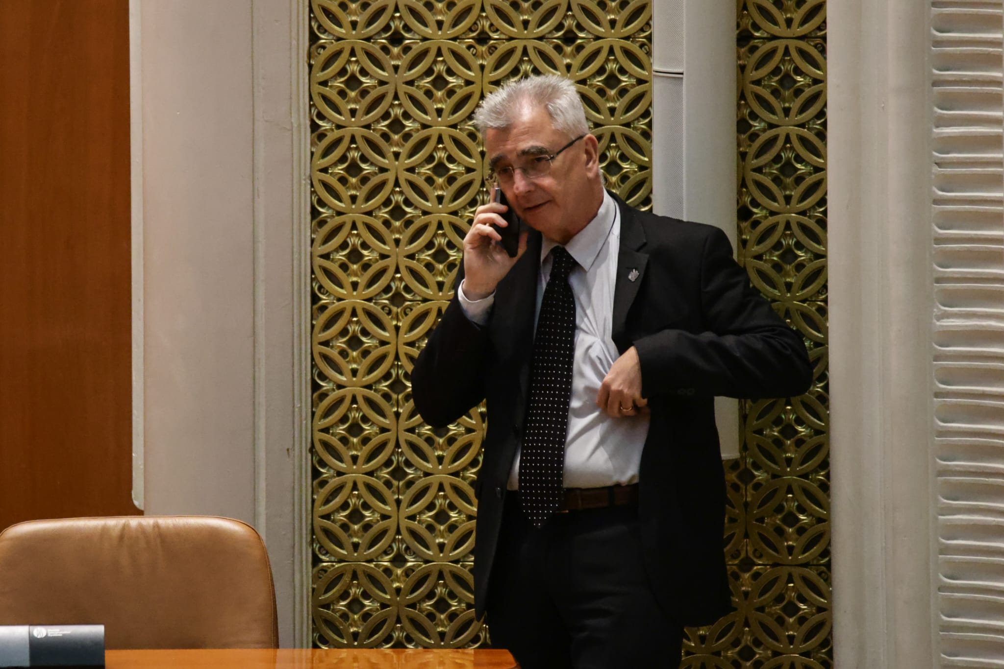 Ce nu s-a văzut la televizor în timpul votului moțiunii de cenzură împotriva Guvernului Bolojan. Negocieri în șoaptă, telefoane pe fugă și calcule la limită