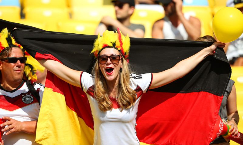 FOTO/ Nemții au câștigat cu... ÎNAINTAREA! ^Germanii au cucerit titlul și la fotbal în noroi