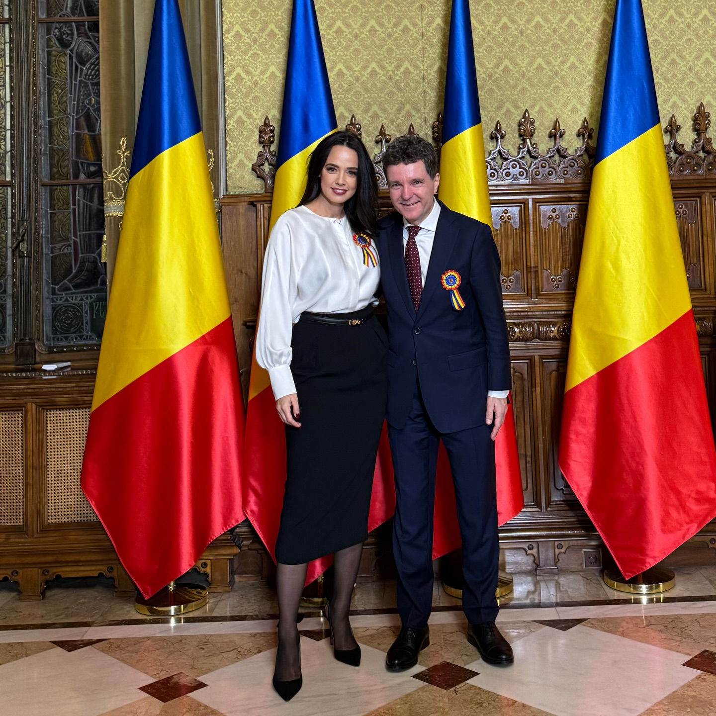 Mirabela Grădinaru, înconjurată de vedete la recepția de la Palatul Cotroceni de Ziua Națională. Partenera lui Nicușor Dan a purtat gri