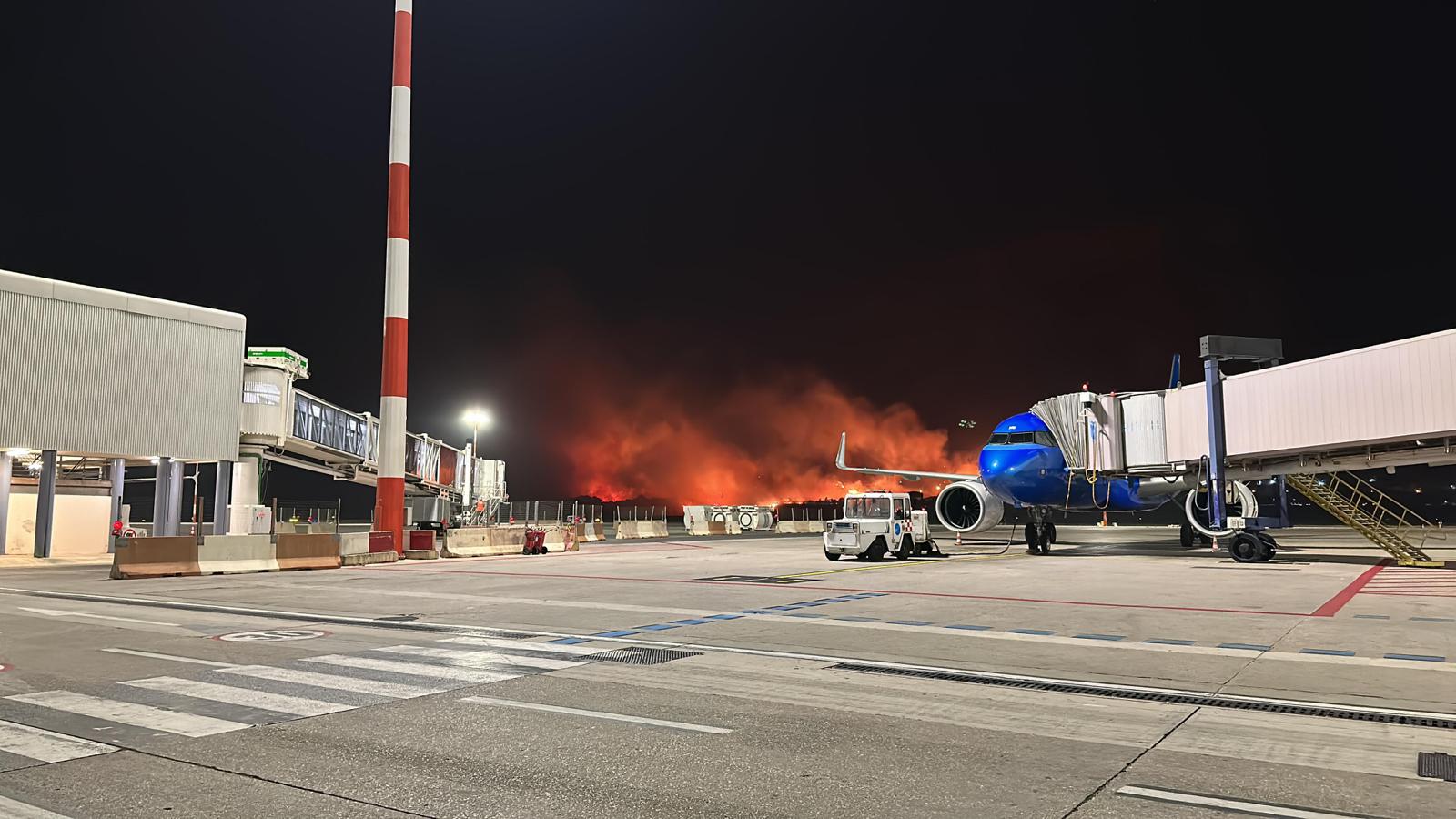 Arde și Sicilia! Imagini video dramatice cu aeroportul din Palermo înconjurat de flăcări