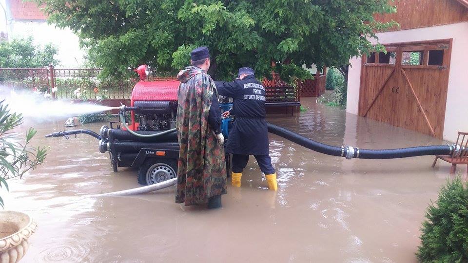 E prăpăd în țară din cauza inundațiilor! Pompierii au intervenit în peste 100 de cazuri FOTO&VIDEO