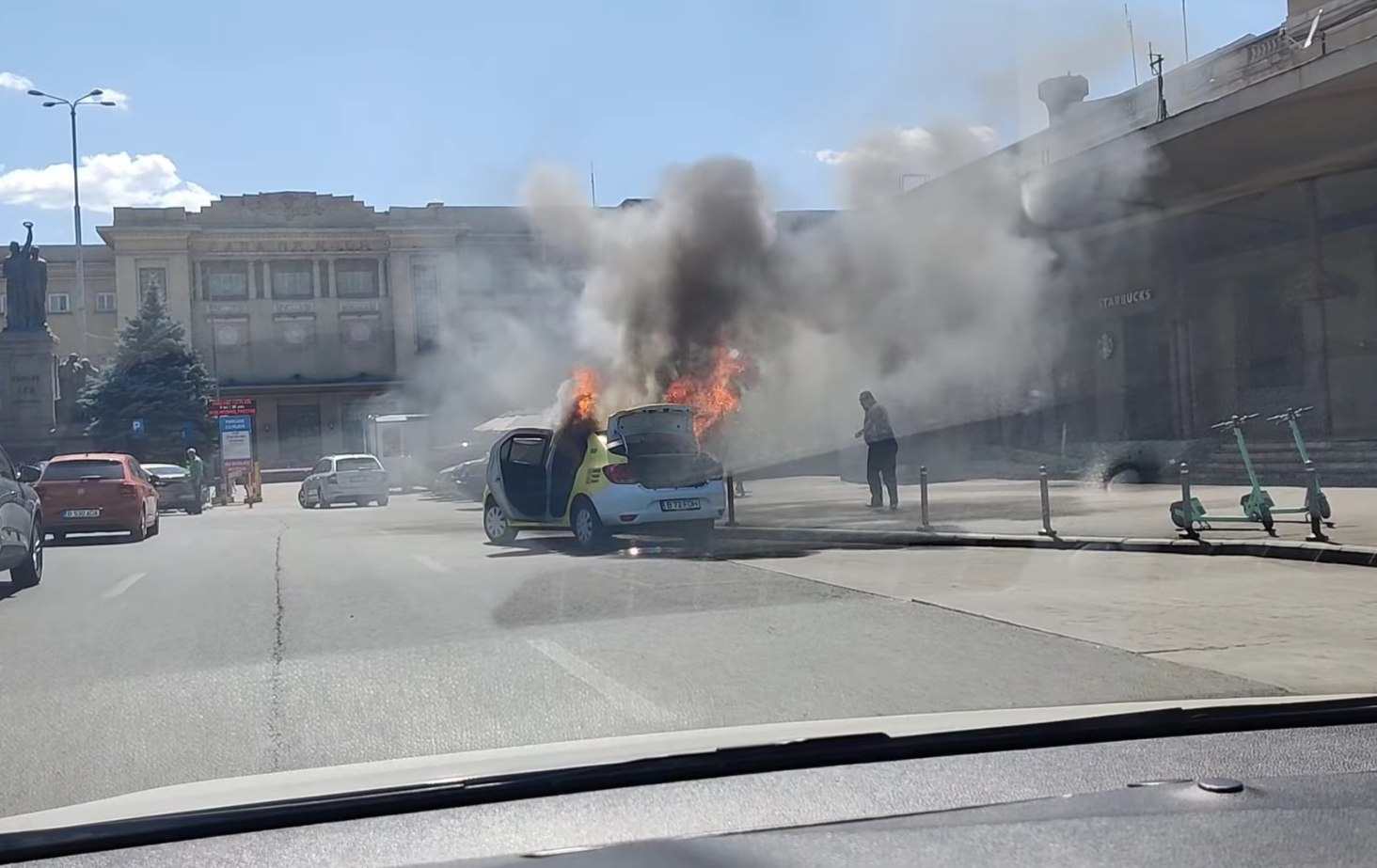 O mașină a ars ca o torță în fața Gării de Nord din București. Ce spun ISU și Poliția VIDEO