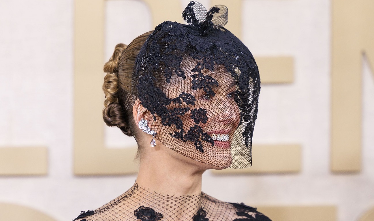 Rosamund Pike, apariție excentrică la Globurile de Aur. Și-a ascuns chipul, pe care l-a avut „complet distrus" în urma unui accident