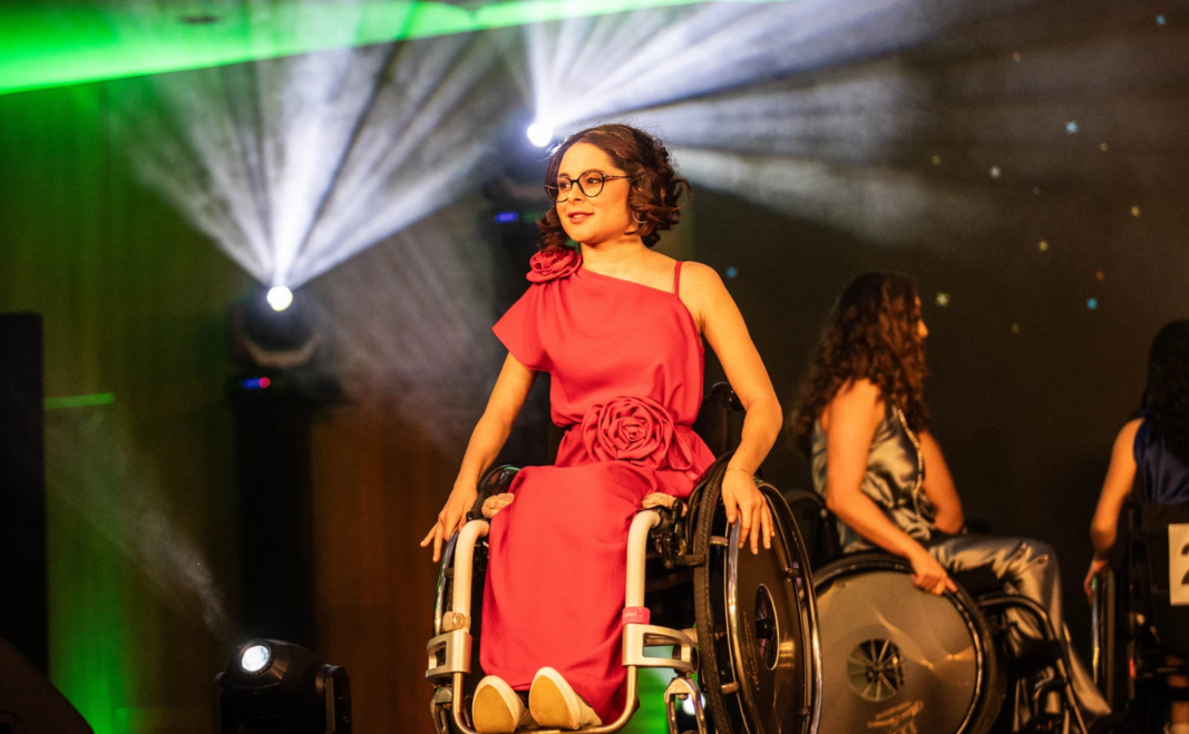 O tânără din Szeged a câștigat Miss Spinner International: „Nu suntem doar oameni țintuiți în scaune rulante, ci și femei frumoase”