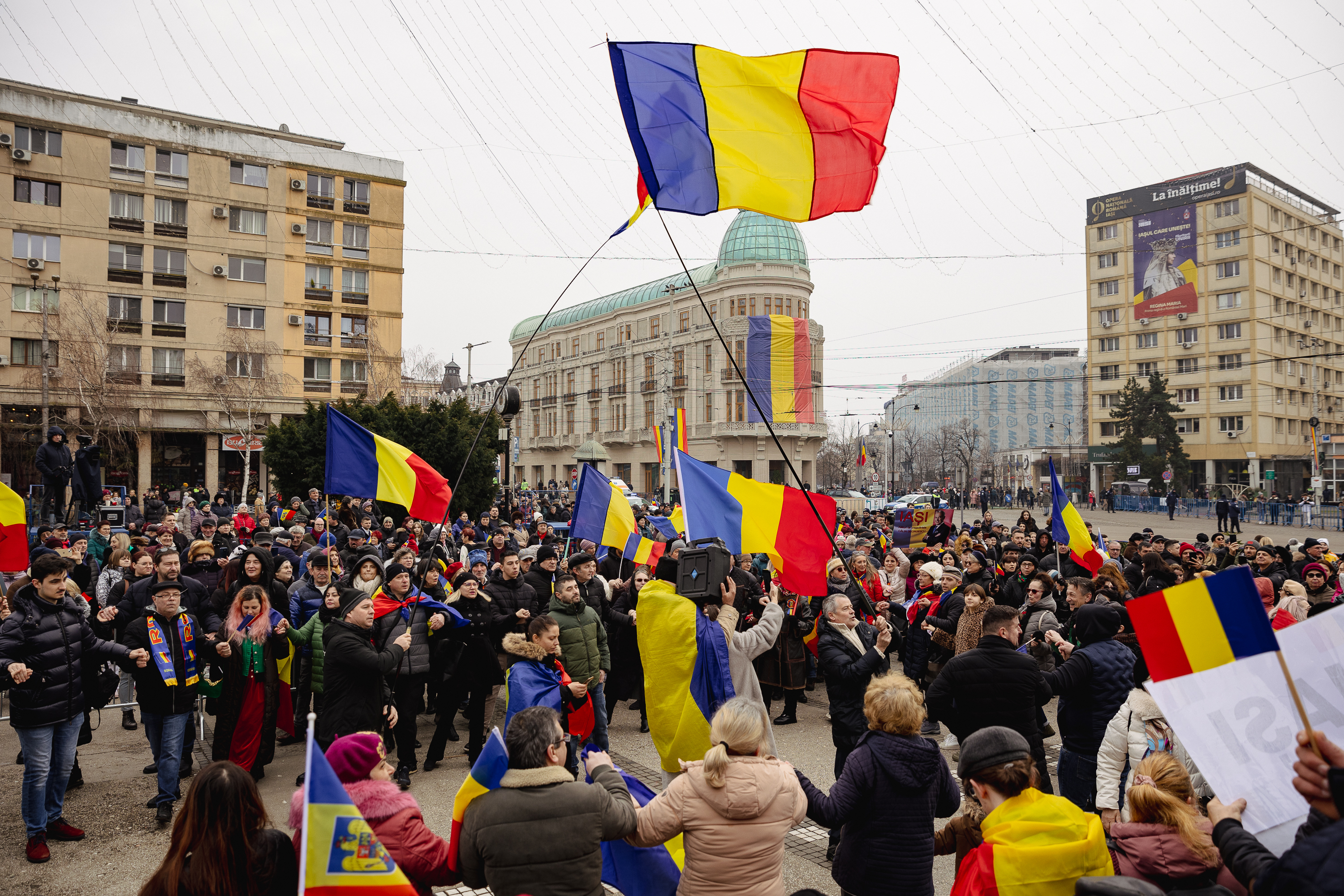 Ziua Unirii în imagini la Iași: câteva mii de oameni s-au bucurat de „sârba moldovenilor” și au fluierat puținii politicieni prezenți | Fotoreportaj