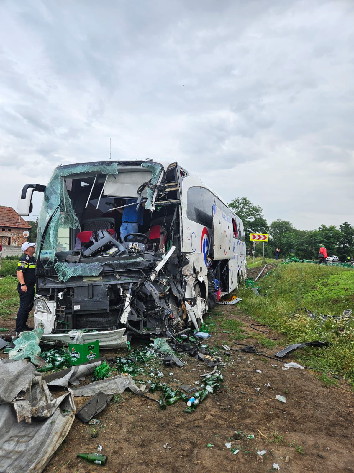 Un autocar cu 56 de persoane s-a ciocnit violent cu un autocamion plin cu bere, în județul Sibiu