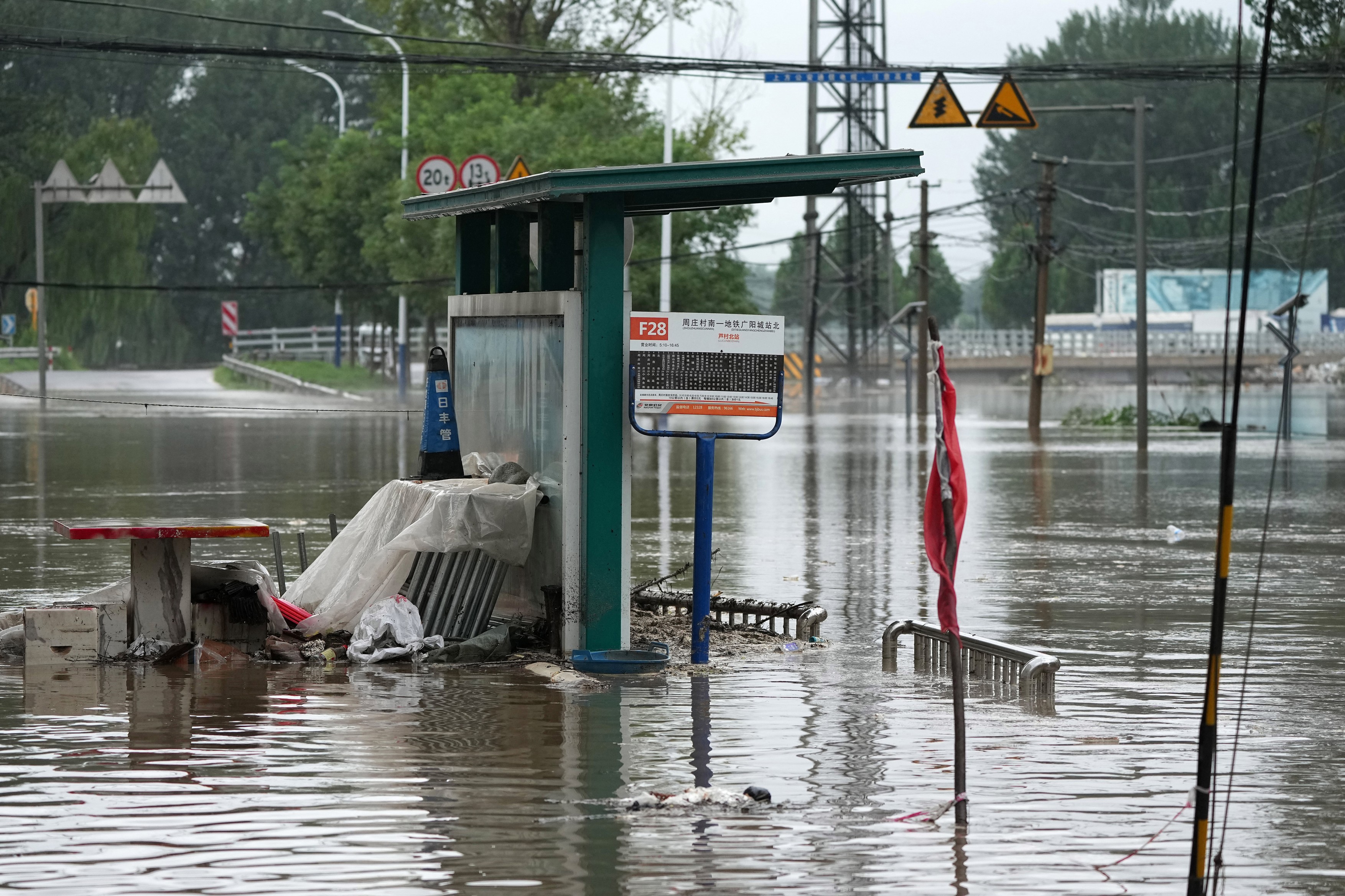 China intensifică operațiunile de salvare după taifunul Doksuri. Cea mai gravă furtună din ultimul deceniu a făcut zeci de victime. FOTO