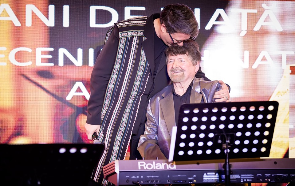 VIDEO | Artiștii muzicii ușoare românești, omagii emoționante pentru marele Jolt Kerestely, ajuns la 85 de ani. Marcel Pavel i-a sărutat încălțările!
