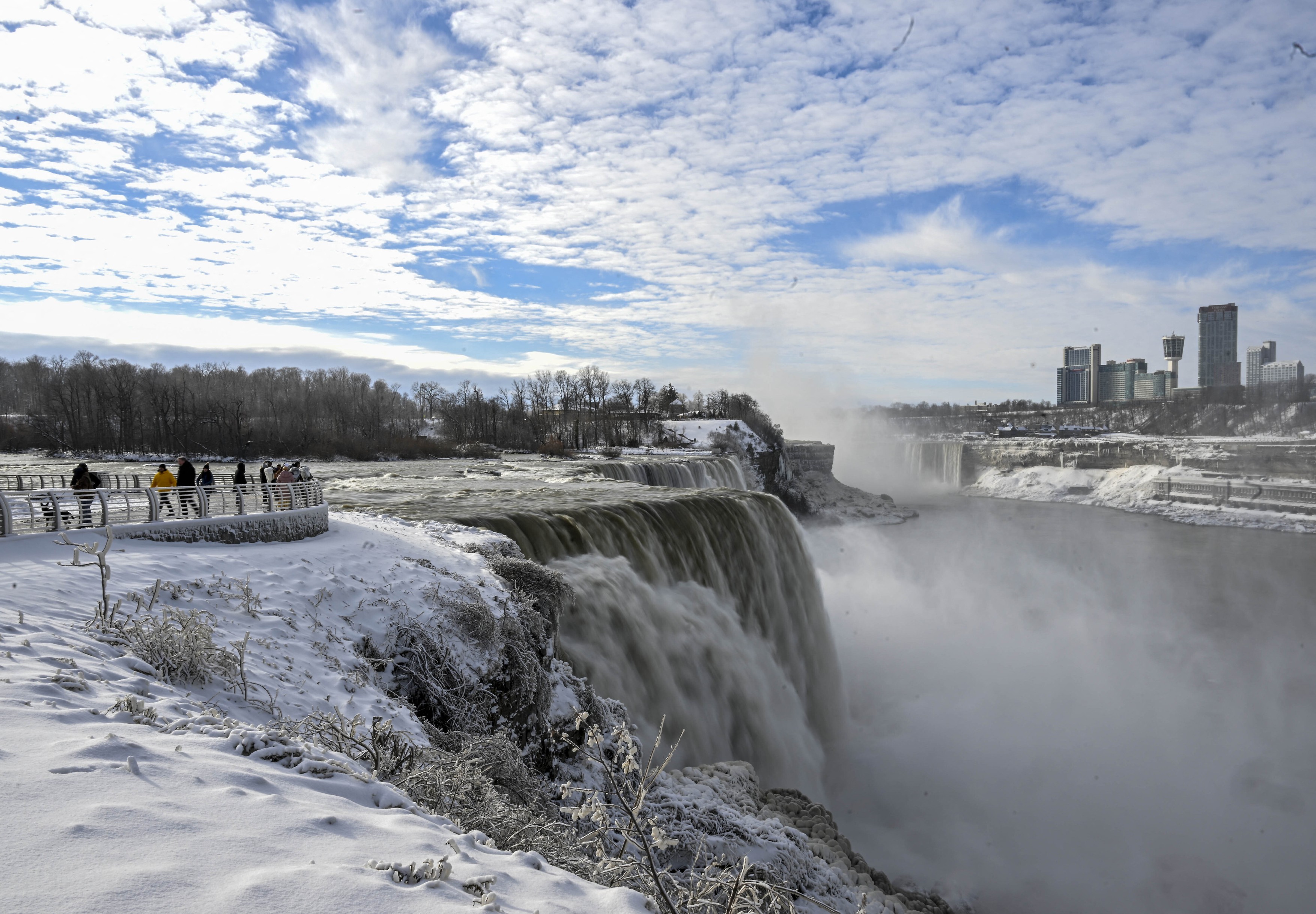 Imagini spectaculoase cu cascada Niagara, înghețată parțial după „viscolul secolului” care a lovit SUA
