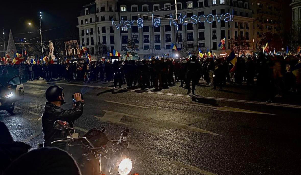 Adrian Băzăvan a fost amendat pentru proiectarea mesajului „Marș la Moscova” în timpul protestului AUR față de legea Vexler