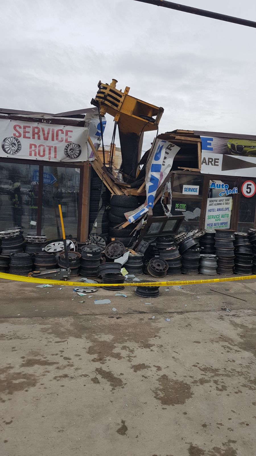 Macara prăbușită peste o construcție în Dumbrăvița, județul Timiș. Șoferul autovehiculului a fost rănit/ FOTO
