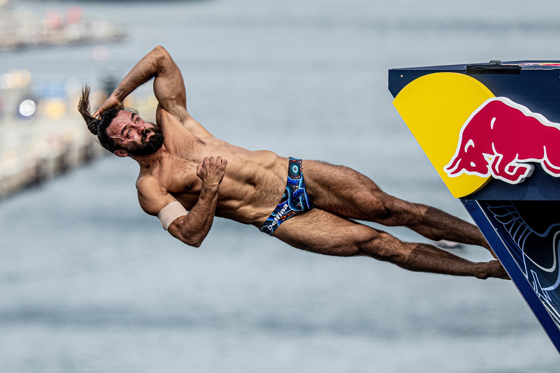 Constantin Popovici și Cătălin Preda, aur și bronz, după ce au sărit de pe acoperișul Operei din Copenhaga. Se luptă pentru Trofeul King Kahekili