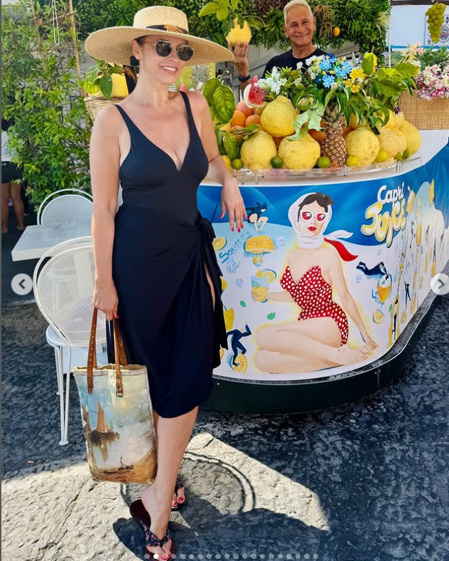 Andreea Marin a atras toate privirile pe o plajă din insula Capri. Cum s-a pozat vedeta. „Am filmat, am fotografiat, am zâmbit cu inima plină”
