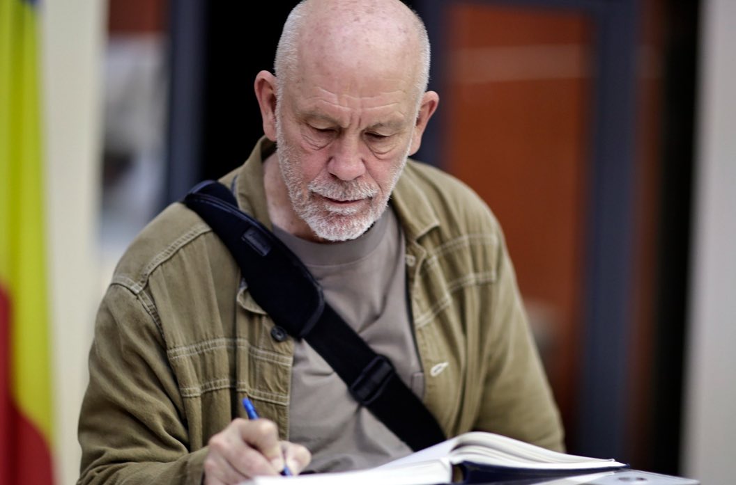 John Malkovich a ajuns în România. Actorul va urca pe scena Teatrului Național din Timișoara