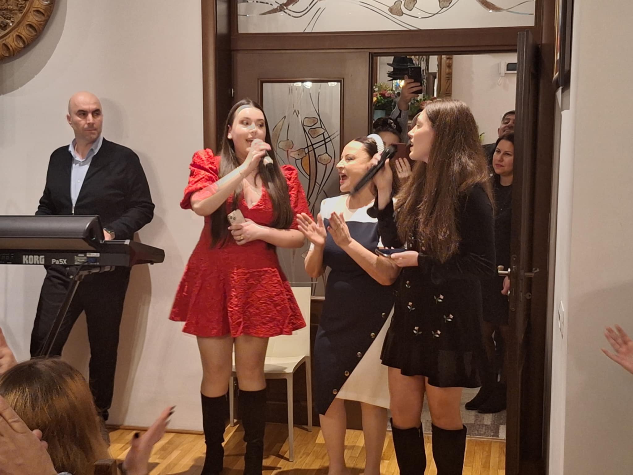 Imagini rare cu nepoatele Mariei Dragomiroiu. Au cântat la ziua bunicului lor