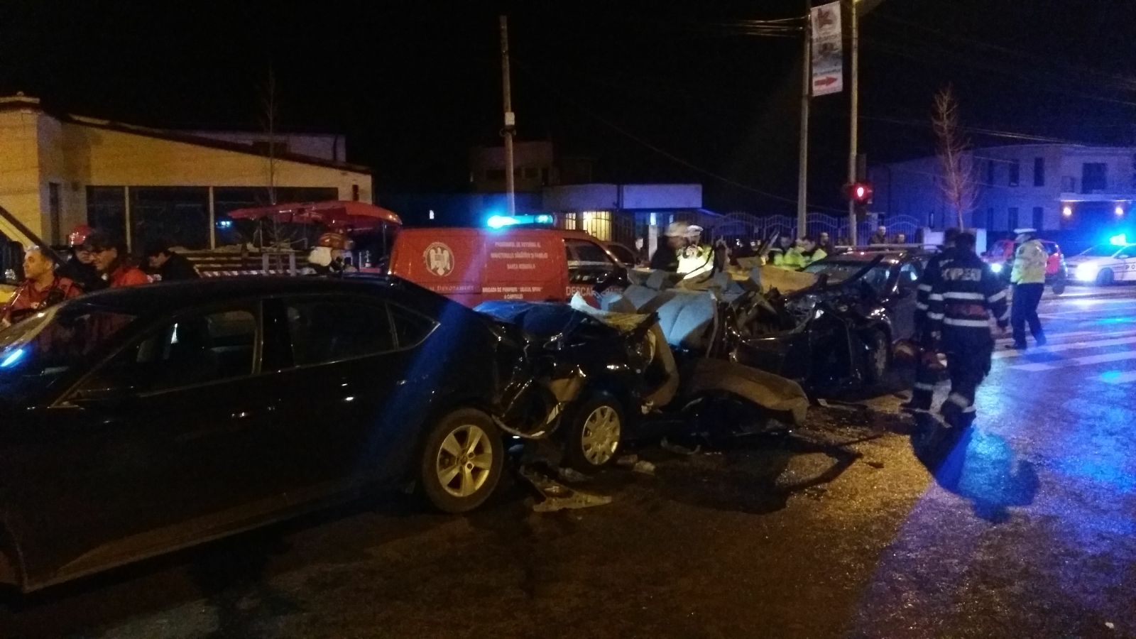 UPDATE/Carambol la semafor, aseară, în zona Băneasa. O persoană a murit, trei sunt grav rănite