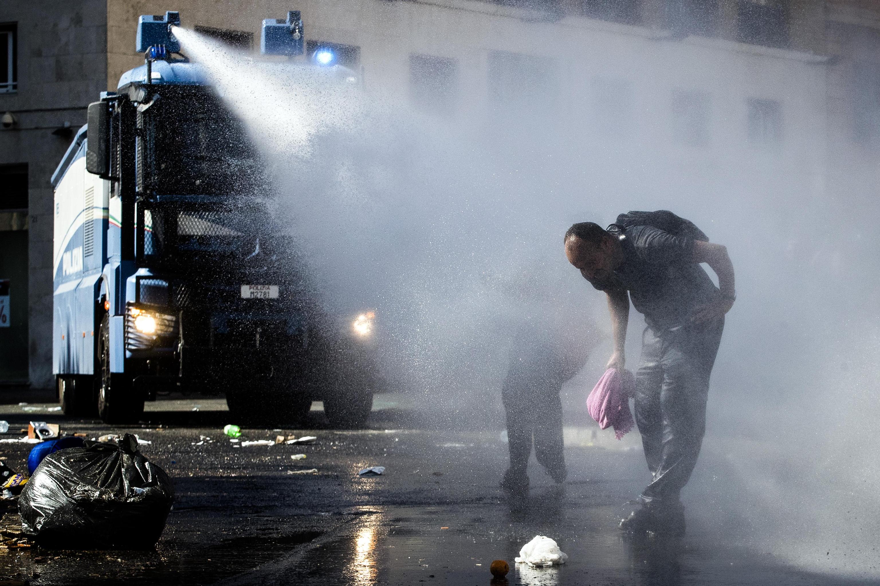 FOTO | Violențe la Roma, între poliție și refugiații care au ocupat o piață