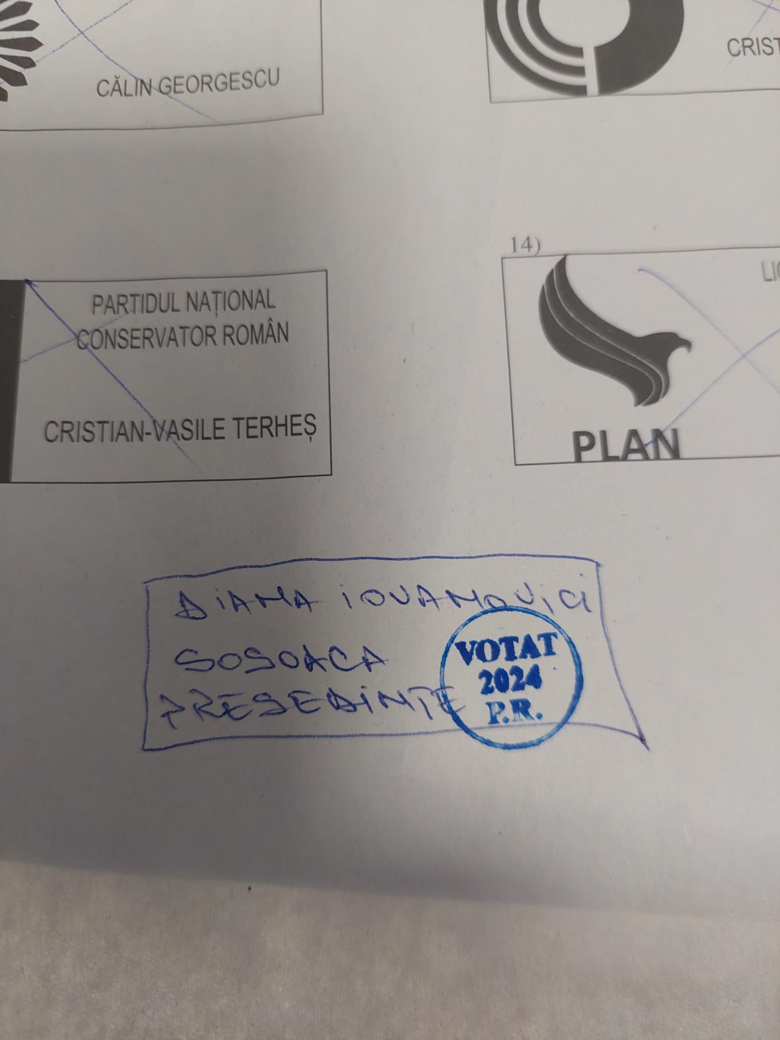 Diana Șoșoacă s-a filmat în cabina de votare, la alegerile prezidențiale, când a desenat o nouă casetă cu numele său și apoi s-a votat singură