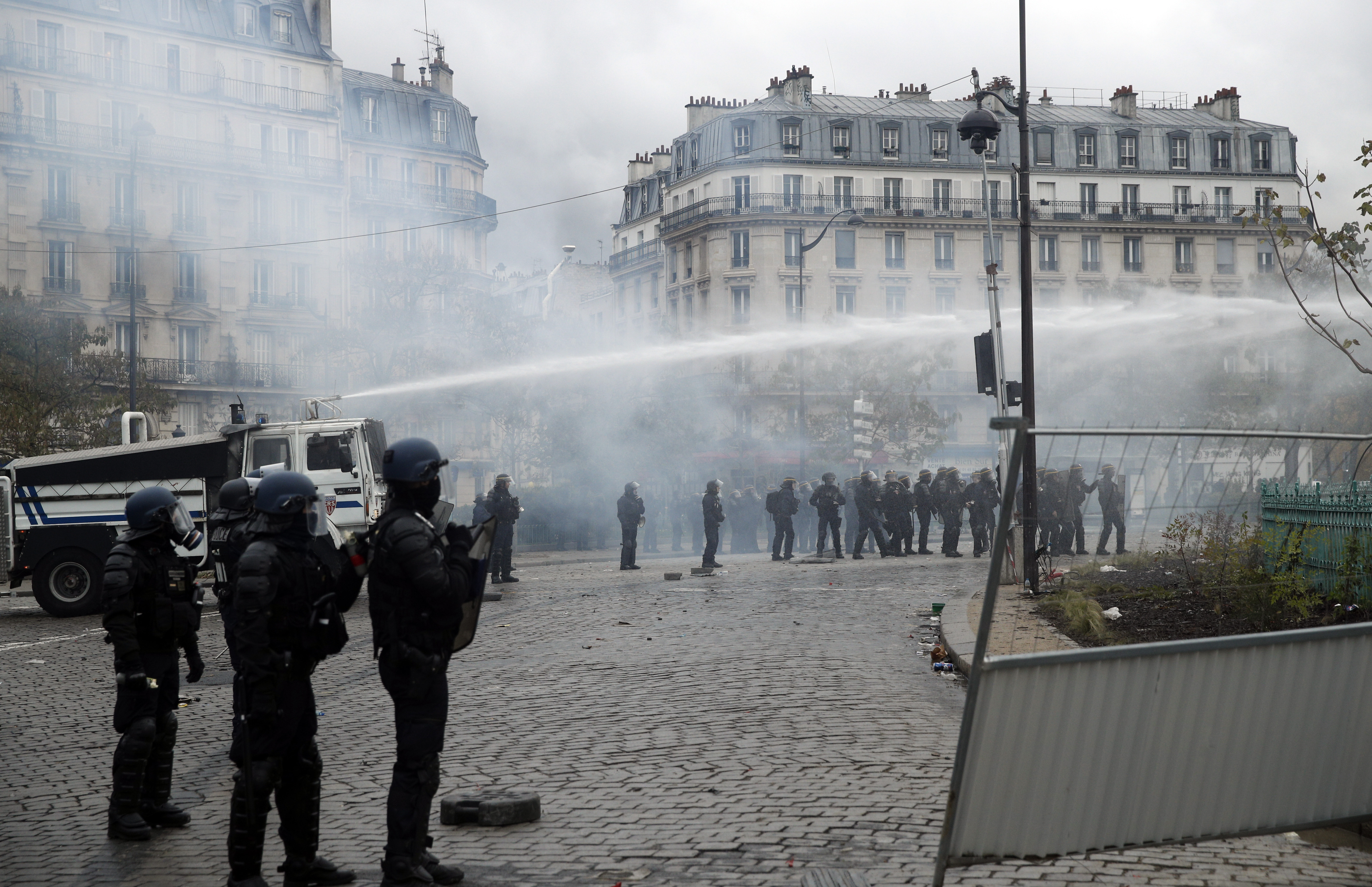 UPDATE | Noi violențe la Paris, la aniversarea unui an de la protestele „Vestelor Galbene”. Polițiștii au folosit gaze lacrimogene și au reținut peste 100 de persoane