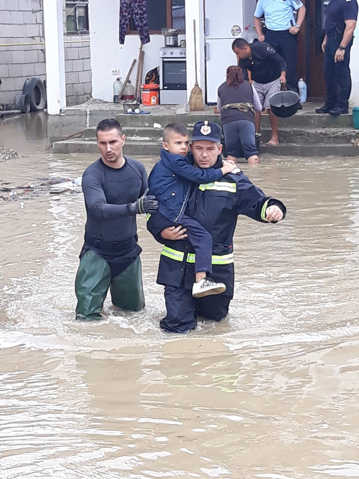 UPDATE/ Cod roșu de inundații în Vâlcea, Gorj și Argeș. Zeci de oameni au fost evacuați din case în Băbeni, Vâlcea