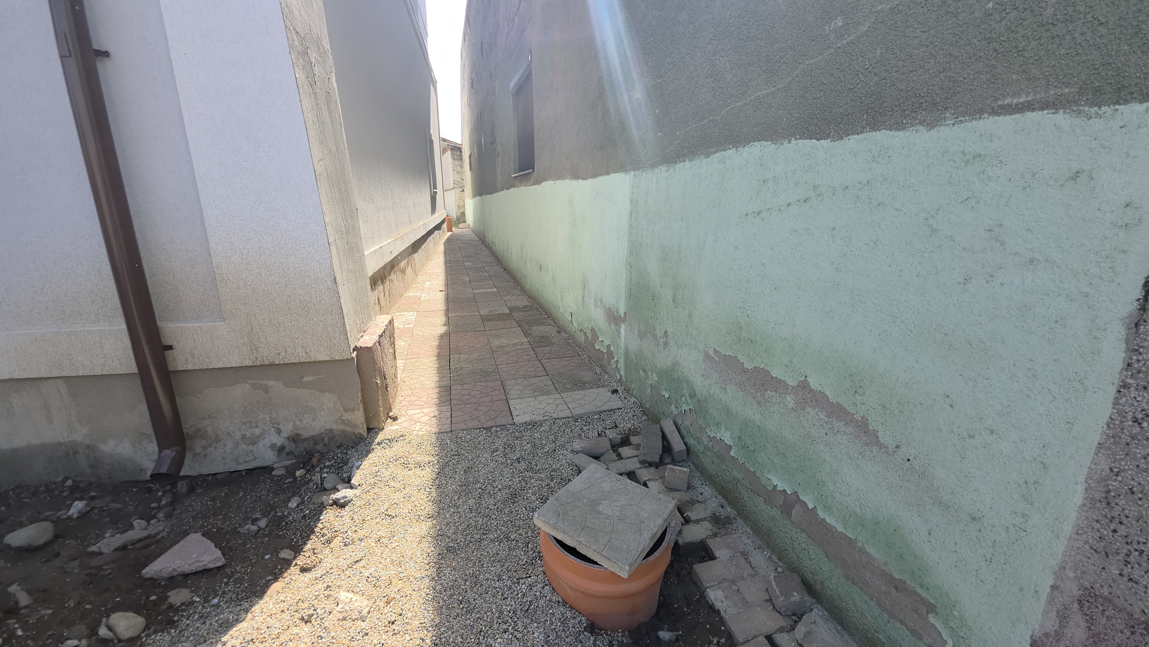 O româncă plecată la muncă în străinătate acuză primăria, cu care este vecină, că i-a umplut locuința de igrasie: „Tot ce am câștigat am investit în casă”. Explicația primarului