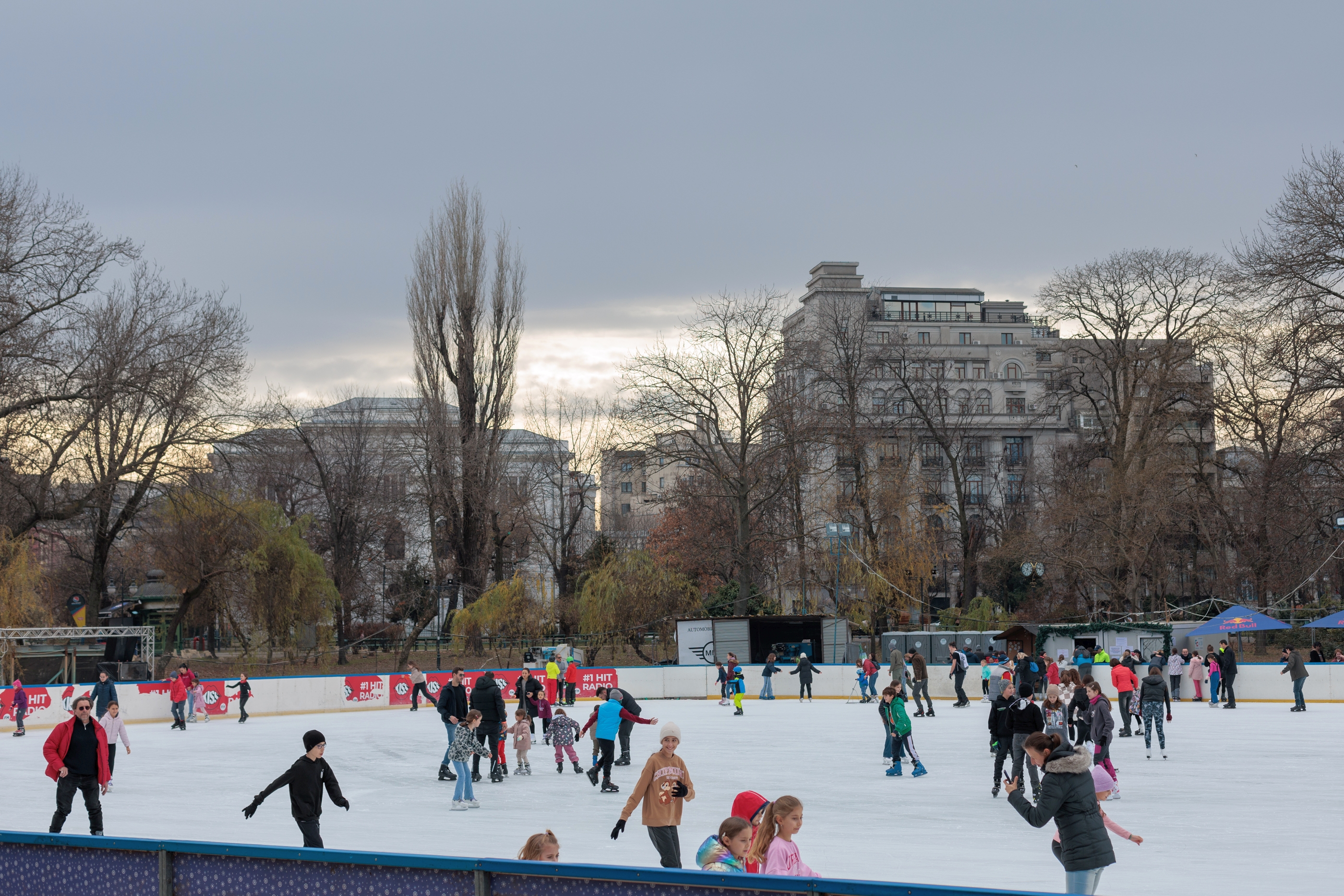 Unde patinăm în București? Patinoarul din Parcul Cișmigiu este cel mai mare, dar și cel mai scump. Care sunt alternativele | FOTO